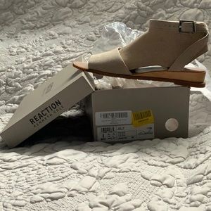 BNIB Kenneth Cole Reaction taupe wedge sandals size 8/39